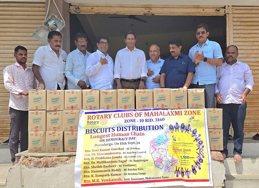 ವಿಶ್ವ ಪ್ರಜಾಪ್ರಭುತ್ವ ದಿನದ ಅಂಗವಾಗಿ ನಡೆಯಲಿರುವ ಮಾನವ ಸರಪಳಿಯಲ್ಲಿ ಪಾಲ್ಗೊಳ್ಳಲಿರುವ ವಿದ್ಯಾರ್ಥಿಗಳಿಗೆ ರೋಟರಿ ಸಂಸ್ಥೆಯಿಂದ ಬಿಸ್ಕತ್ ವಿತರಿಸಲಿರುವ ಕಾರ್ಯಕ್ರಮಕ್ಕೆ ರಾಯಚೂರಲ್ಲಿ ಶನಿವಾರ ಹೆಚ್ಚುವರಿ ಜಿಲ್ಲಾಧಿಕಾರಿ ಶಿವಪ್ಪ ಭಜಂತ್ರಿ ಚಾಲನೆ ನೀಡಿದರು