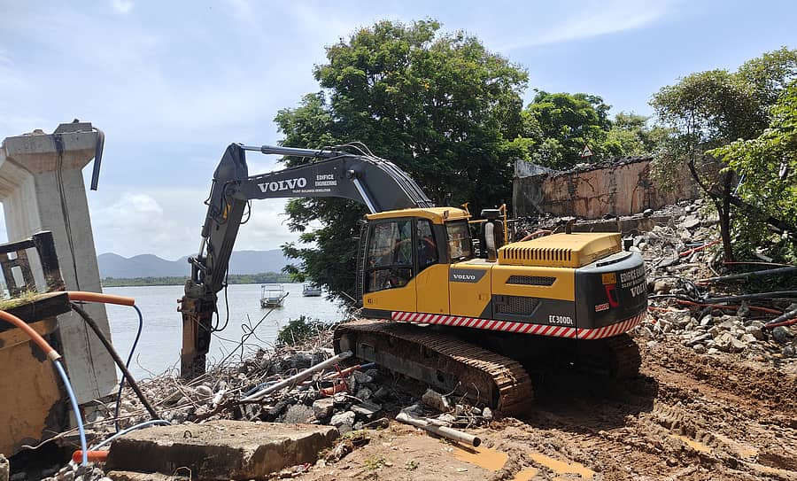 ಕಾರವಾರದ ಕೋಡಿಬಾಗದಲ್ಲಿ ಕುಸಿದು ಬಿದ್ದಿದ್ದ ಕಾಳಿಸೇತುವೆಯ ಅವಶೇಷವನ್ನು ಒಡೆದು ಹಾಕುತ್ತಿರುವ ಕಟ್ಟಡ ತೆರವುಗೊಳಿಸಬಲ್ಲ ಯಂತ್ರ