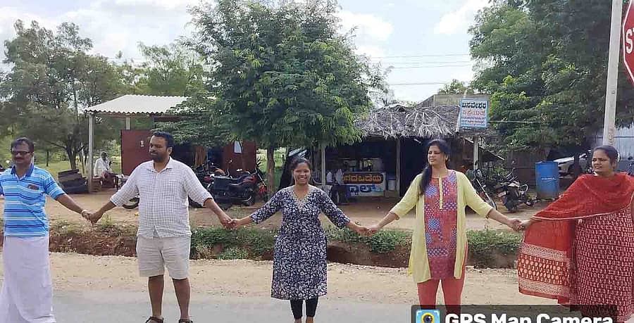 ಚಿತ್ರದುರ್ಗ ಜಿಲ್ಲೆ ಹಿರಿಯೂರು ತಾಲ್ಲೂಕಿನ ಹರ್ತಿಕೋಟೆ ಗ್ರಾಮದಲ್ಲಿ ನಡೆದ ಮಾನವ ಸರಪಳಿ ಕಾರ್ಯಕ್ರಮದಲ್ಲಿ ವಯನಾಡ್ ಜಿಲ್ಲಾಧಿಕಾರಿ ಡಿ.ಆರ್. ಮೇಘಶ್ರೀ (ಮಧ್ಯ) ತಮ್ಮ ಪತಿ ವಿಕ್ರಂ ಸಿಂಹ ಅವರೊಂದಿಗೆ ಪಾಲ್ಗೊಂಡಿದ್ದರು