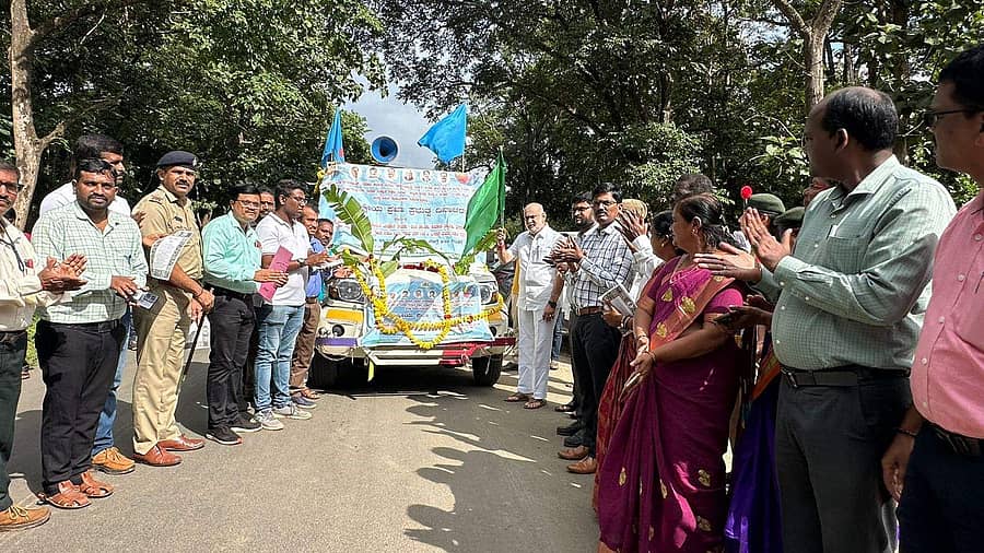 ಯಲ್ಲಾಪುರ ತಾಲ್ಲೂಕಿನ ಗಡಿಭಾಗ ತಾಟವಾಳದಲ್ಲಿ ಶಾಸಕ ಶಿವರಾಮ ಹೆಬ್ಬಾರ ಮಾನವ ಸರಪಳಿಗೆ ಹಸಿರು ನಿಶಾನೆ ತೋರಿದರು. ಯಲ್ಲಪ್ಪ ಗೊನೆಣ್ಣವರ, ಶಂಕರ ಗೌಡಿ, ವಿಜಯ ಮಿರಾಶಿ, ಲಾರೆನ್ಸ್ ಸಿದ್ದಿ ಭಾಗವಹಿಸಿದ್ದರು.