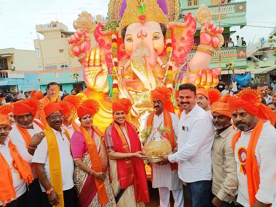 ಅತಿ ಸಣ್ಣ, ಸಣ್ಣ ಹಾಗೂ ಮಧ್ಯಮ ಕೈಗಾರಿಕಾ ಖಾತೆಯ ರಾಜ್ಯ ಸಚಿವೆ ಶೋಭಾ ಕರಂದ್ಲಾಜೆ ಮತ್ತು ಶಾಸಕ ಎಸ್. ಮುನಿರಾಜು ಅವರು ಬಿಜೆಪಿ ಮುಖಂಡ ಚಿಕ್ಕಸಂದ್ರ ಮೋಹನ್ ಕುಮಾರ್ ಜಿ. ಅವರಿಗೆ ಲಡ್ಡು ಹಸ್ತಾಂತರಿಸಿದರು