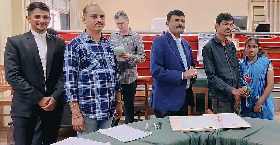 ಹಾನಗಲ್ ಹೆಚ್ಚುವರಿ ಹಿರಿಯ ಸಿವಿಲ್ ನ್ಯಾಯಾಲಯದಲ್ಲಿ ಶನಿವಾರ ಲೋಕ ಅದಾಲತ್ನಲ್ಲಿ ವಿಚ್ಛೇದನ ಪ್ರಕರಣ ಸುಖಾಂತ್ಯ ಕಂಡಿತು. ಹೆಚ್ಚುವರಿ ಹಿರಿಯ ಸಿವಿಲ್ ನ್ಯಾಯಾಧೀಶ ವೆಂಕಟಪ್ಪ ಬಿ, ಪಾಲ್ಗೊಂಡಿದ್ದರು