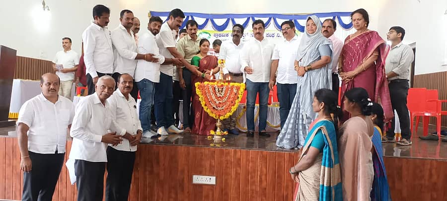 ಬಣಕಲ್ ಕೃಷಿ ಪತ್ತಿನ ಸಹಕಾರ ಸಂಘದ ವಾರ್ಷಿಕ ಮಹಾಸಭೆಯ ಉದ್ಘಾಟನೆಯನ್ನು ಸಹಕಾರ ಸಂಘದ ಅಧ್ಯಕ್ಷ ಬಿ.ಎಸ್.ಕಲ್ಲೇಶ್ ನೆರವೇರಿಸಿದರು.