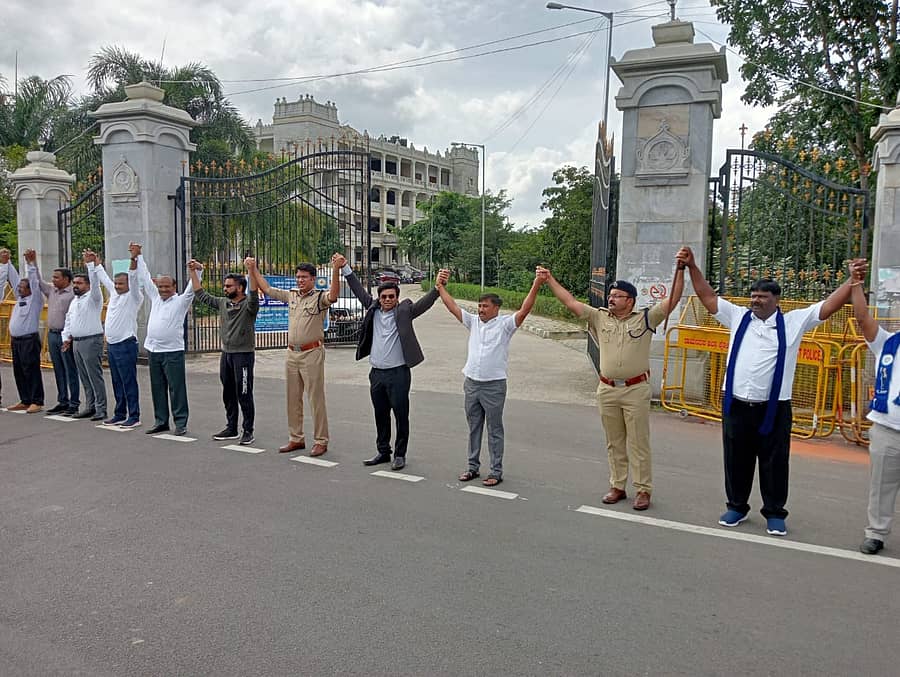 <div class="paragraphs"><p>ಮಾನವ ಸರಪಳಿ ರಚನೆಗೆ ಡಿ.ಸಿ‌ ಚಾಲನೆ</p><p></p></div>