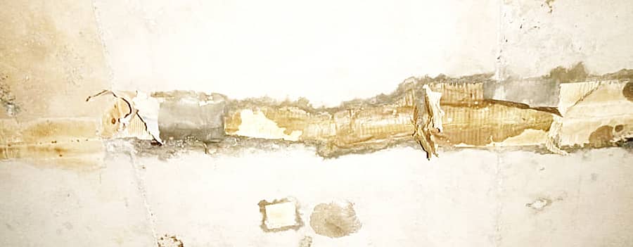 ನರೇಗಲ್ ಹೋಬಳಿಯ ಹೊಸಹಳ್ಳಿ ಗ್ರಾಮದ 1ನೇ ವಾರ್ಡ್ನ ದುರ್ಗಾದೇವಿ ದೇವಸ್ಥಾನದ ಆವರಣದಲ್ಲಿ ನಿರ್ಮಾಣಗೊಳ್ಳುತ್ತಿರುವ ಬಿ.ಆರ್. ಅಂಬೇಡ್ಕರ್ ಭವನದ ಸ್ಲ್ಯಾಬ್ನಿಂದ ಜಿನುಗುತ್ತಿರುವ ಮಳೆ ನೀರು