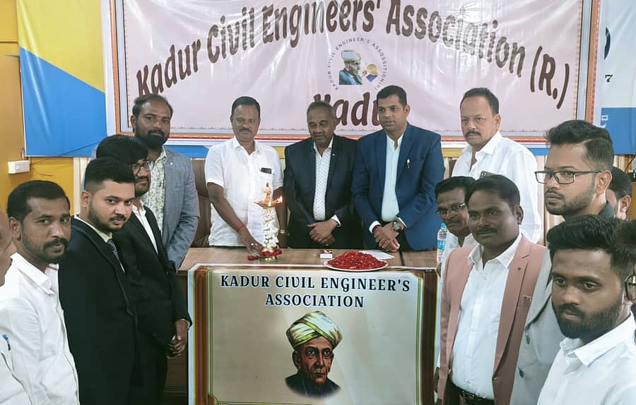 ಪುರಸಭೆ ಅಧ್ಯಕ್ಷ ಭಂಡಾರಿ ಶ್ರೀನಿವಾಸ್ ಕಡೂರಿನಲ್ಲಿ ಸಿವಿಲ್ ಎಂಜಿನಿಯರ್ಸ್ ಅಸೋಸಿಯೇಷನ್ ಉದ್ಘಾಟಿಸಿದರು