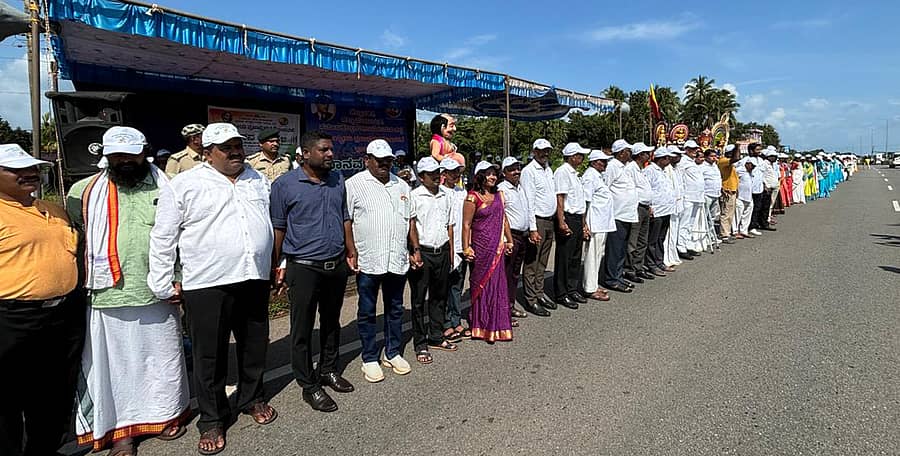 ಅಂತರಾಷ್ಟ್ರೀಯ ಪ್ರಜಾಪ್ರಭುತ್ವ ದಿನಚರಣೆಯ ಅಂಗವಾಗಿ ಭಾನುವಾರ ಹಮ್ಮಿಕೊಂಡ ಮಾನವ ಸರಪಳಿಯಲ್ಲಿ ಕಾಪು ತಾಲ್ಲೂಕಿನಲ್ಲಿ ೨೪ ಕಿಮೀ ಉದ್ದದವರೆಗೂ ನಡೆಯಿತು.