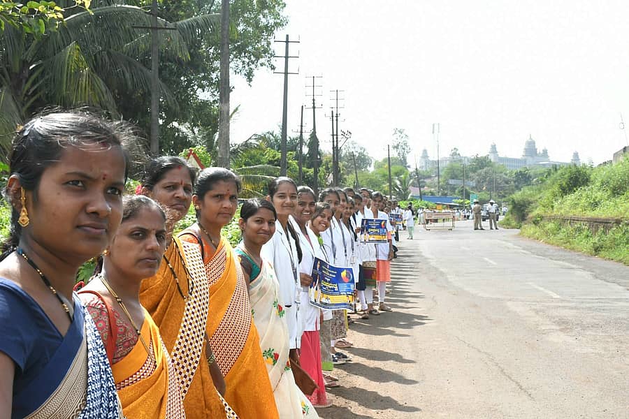 ಬೆಳಗಾವಿಯ ಸುವರ್ಣ ವಿಧಾನಸೌಧ ಬಳಿ ಭಾನುವಾರ ರಚಿಸಿದ್ದ ಮಾನವ ಸರಪಳಿಗೆ ಮಹಿಳೆಯರು ಉತ್ಸಾಹದಿಂದ ಕೈಜೋಡಿಸಿದರು    ಪ್ರಜಾವಾಣಿ ಚಿತ್ರ: ಏಕನಾಥ ಅಗಸಿಮನಿ