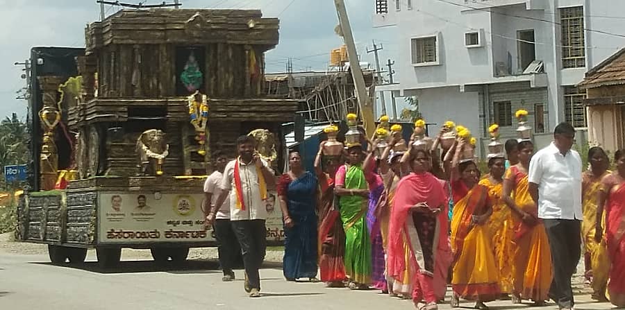 ಭಾನುವಾರ ಗಂಡಸಿಗೆ ಬಂದ ಕನ್ನಡ ಜ್ಯೋತಿ ರಥಯಾತ್ರೆಯನ್ನು ಅದ್ಧೂರಿಯಾಗಿ ಸ್ವಾಗತಿಸಲಾಯಿತು.