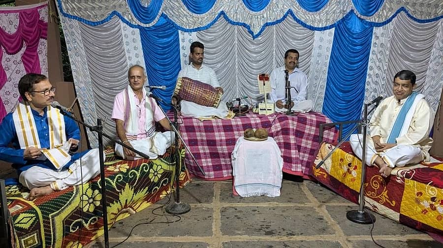 ಸಿದ್ದಾಪುರ ತಾಲ್ಲೂಕಿನ ಜಾಗಣೆ ಭಗವಾನ್ ವೇದಿಕೆಯಲ್ಲಿ ಶ್ರೀರಾಮ ನಿರ್ಯಾಣ ಎಂಬ ಯಕ್ಷಗಾನ ತಾಳಮದ್ದಳೆ ನಡೆಯಿತು 