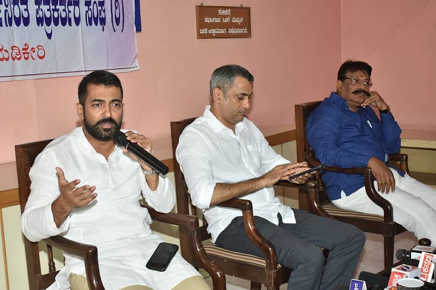 ಕೊಡಗು ಜಿಲ್ಲಾ ಕಾರ್ಯನಿರತ ಪತ್ರಕರ್ತರ ಸಂಘವು ಪತ್ರಿಕಾ ಭವನದಲ್ಲಿ ಭಾನುವಾರ ಏರ್ಪಡಿಸಿದ್ದ ಸಂವಾದದಲ್ಲಿ ಶಾಸಕ ಡಾ.ಮಂತರ್ಗೌಡ ಮಾತನಾಡಿದರು. ಮುಖ್ಯಮಂತ್ರಿಯ ಕಾನೂನು ಸಲಹೆಗಾರ ಎ.ಎಸ್.ಪೊನ್ನಣ್ಣ, ವಿಧಾನಪರಿಷತ್ ಸದಸ್ಯ ಸುಜಾ ಕುಶಾಲಪ್ಪ ಪಾಲ್ಗೊಂಡಿದ್ದರು