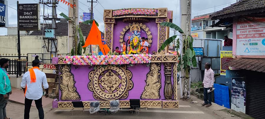 ಸುಂಟಿಕೊಪ್ಪ ವಿಶ್ವ ಹಿಂದೂ ಪರಿಷತ್ ಮತ್ತು ಗೌರಿ ಗಣೇಶೋತ್ಸವ ಸಮಿತಿಯಿಂದ ಪ್ರತಿಷ್ಠಾಪಿಸಿದ್ದ ಗಣೇಶ ಮೂರ್ತಿ ಮೆರವಣಿಗೆ ಭಾನುವಾರ ಸಂಜೆ ನಡೆಯಿತು