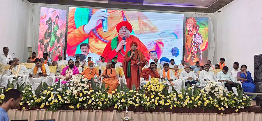 ಸಿಂಧನೂರು ತಾಲ್ಲೂಕು ವೀರಶೈವ ಲಿಂಗಾಯತ ಪಂಚಮಸಾಲಿ ಸಮಾಜದಿಂದ ಕಿತ್ತೂರು ರಾಣಿ ಚನ್ನಮ್ಮ ವೃತ್ತ ಉದ್ಘಾಟನೆ ಹಾಗೂ ಪುತ್ಥಳಿ ಅನಾವರಣ ಕಾರ್ಯಕ್ರಮದ ಅಂಗವಾಗಿ ವಾಸವಿ ಕಲ್ಯಾಣ ಮಂಪಟದಲ್ಲಿ ಭಾನುವಾರ ಹಮ್ಮಿಕೊಂಡಿದ್ದ ಕಾರ್ಯಕ್ರಮದಲ್ಲಿ ಕೂಡಲ ಸಂಗಮ ಪಂಚಮಸಾಲಿ ಪೀಠದ ಬಸವ ಜಯಮೃತ್ಯುಂಜಯ ಸ್ವಾಮೀಜಿ ಮಾತನಾಡಿದರು