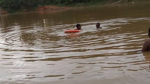 <div class="paragraphs"><p>ಮೃತದೇಹಗಳ ಪತ್ತೆಗೆ ನದಿಯಲ್ಲಿ ನಡೆಯುತ್ತಿರುವ ಶೋಧಕಾರ್ಯ</p></div>