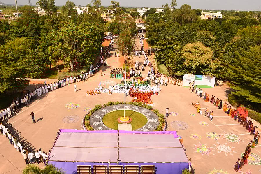 ಯಾದಗಿರಿ ಜಿಲ್ಲಾಡಳಿತ ಭವನದ ಆವರಣದಲ್ಲಿ ಭಾನುವಾರ ಅಂತರರಾಷ್ಟ್ರೀಯ ಪ್ರಜಾಪ್ರಭುತ್ವ ದಿನಾಚರಣೆ ಅಂಗವಾಗಿ ಮಾನವ ಸರಪಳಿ