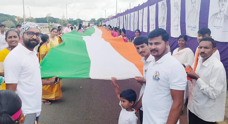 ಧನ್ಯೋಸ್ಮಿ ಭರತ ಭೂಮಿ ಸಂಘಟನೆ ಪದಾಧಿಕಾರಿಗಳು 75 ಅಡಿ ಉದ್ದದ ತ್ರಿವರ್ಣ ಧ್ವಜ ಪ್ರದರ್ಶಿಸಿದರು