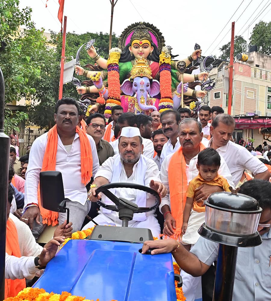 ದಾವಣಗೆರೆಯ ವಿನೋಬನಗರದ ಗಣೇಶಮೂರ್ತಿ ವಿಸರ್ಜನೆಯ ಪ್ರಯುಕ್ತ ಭಾನುವಾರ ಏರ್ಪಡಿಸಿದ್ದ ಶೋಭಾಯಾತ್ರೆಗೆ ಜಿಲ್ಲಾ ಉಸ್ತುವಾರಿ ಸಚಿವ ಎಸ್.ಎಸ್.ಮಲ್ಲಿಕಾರ್ಜುನ್ ಟ್ರ್ಯಾಕ್ಟರ್ ಚಲಾಯಿಸುವ ಮೂಲಕ ಚಾಲನೆ ನೀಡಿದರು –ಪ್ರಜಾವಾಣಿ ಚಿತ್ರ/ ಸತೀಶ ಬಡಿಗೇರ್