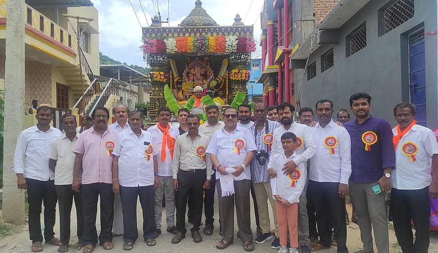 ಹೊಸದುರ್ಗದ ಗಣೇಶ ಸದನದಲ್ಲಿ ಪ್ರತಿಷ್ಠಾಪಿಸಿದ್ದ ಗಣೇಶನ ಮೆರವಣಿಗೆ ವಿಜೃಂಭಣೆಯಿಂದ ಸಾಗಿತು