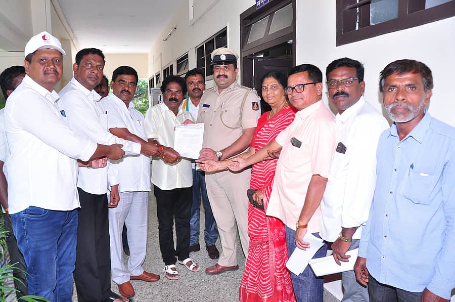 ಶಾಸಕ ಮುನಿರತ್ನ ಅವರಿಗೆ ಜಾಮೀನು ನೀಡದಿರುವಂತೆ ಮಂಡ್ಯ ನಗರದ ಎಸ್ಪಿ ಕಚೇರಿಯಲ್ಲಿ ಸರ್ಕಲ್ ಇನ್ಸ್ಫೆಕ್ಟರ್ ಯಶ್ವಂತ್ ಮೂಲಕ ಸರ್ಕಾರಕ್ಕೆ ಕಾಂಗ್ರೆಸ್ ಸಮಿತಿ(ಪರಿಶಿಷ್ಟ ಜಾತಿ ವಿಭಾಗ) ಕಾರ್ಯಕರ್ತರು ಭಾನುವಾರ ಮನವಿ ನೀಡಿದರು