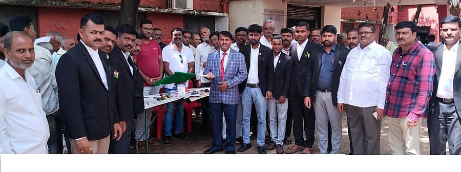 ಹುಕ್ಕೇರಿಯಲ್ಲಿ ಶನಿವಾರ ಜರುಗಿದ ಲೋಕ ಅದಾಲತ್ತಿಗೆ ಹಿರಿಯ ಸಿವಿಲ್ ನ್ಯಾಯಾಧೀಶ ಕೆ.ಎಸ್.ರೊಟ್ಟೇರ್ ಹಸಿರು ನಿಶಾನೆ ತೋರಿ ಚಾಲನೆ ನೀಡಿದರು