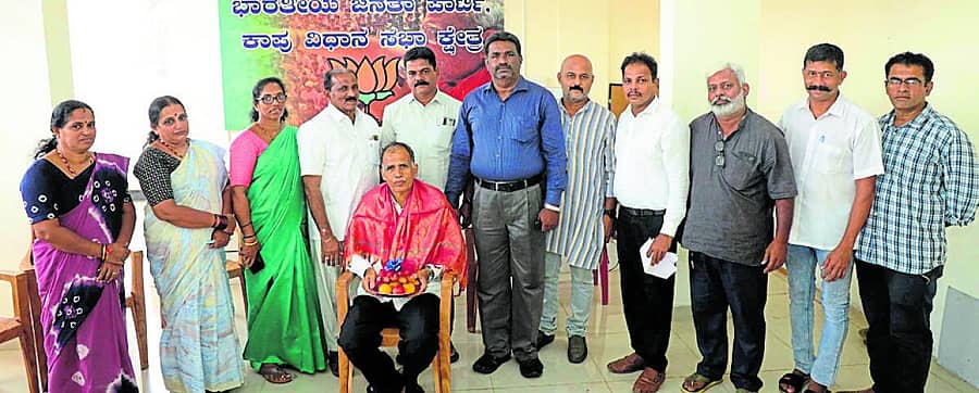 <div class="paragraphs"><p>ಶಿಬಿರದಲ್ಲಿ ಜಿಲ್ಲಾ ಕೃಷಿಕ ಸಂಘದ ಅಧ್ಯಕ್ಷ ಬಂಟಕಲ್ಲು ರಾಮಕೃಷ್ಣ ಶರ್ಮ ಅವರನ್ನು ಸನ್ಮಾನಿಸಲಾಯಿತು</p></div>