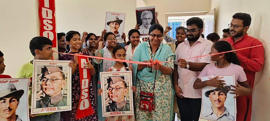 ಹಾಸನದಲ್ಲಿ ಭಾನುವಾರ ಎಐಡಿಎಸ್ಒ ಕಚೇರಿಯನ್ನು ರಾಜ್ಯ ಘಟಕದ ಅಧ್ಯಕ್ಷೆ ಅಶ್ವಿನಿ ಕೆ.ಎಸ್. ಉದ್ಘಾಟಿಸಿದರು.