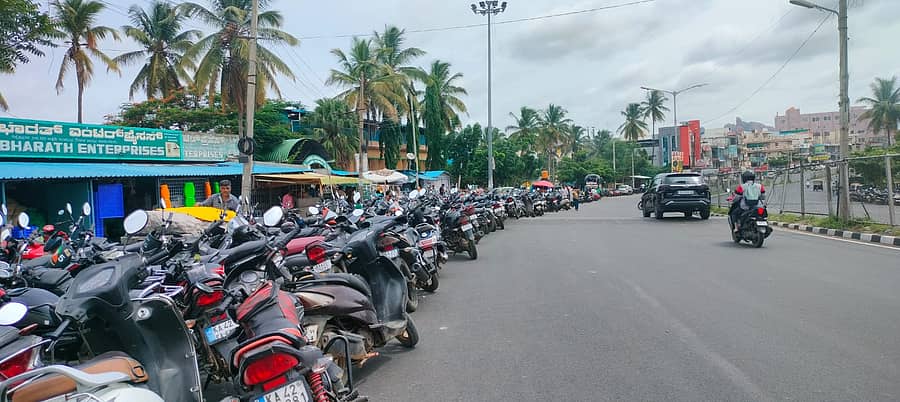 ರಾಮನಗರದ ಬೆಂಗಳೂರು–ಮೈಸೂರು ರಸ್ತೆಯಲ್ಲಿರುವ ರೇಷ್ಮೆಗೂಡಿನ ಮಾರುಕಟ್ಟೆ ಎದುರಿನ ರಸ್ತೆಯನ್ನು ಅತಿಕ್ರಮಿಸಿರುವ ರೈತರು ಮತ್ತು ವ್ಯಾಪಾರಿಗಳ ದ್ವಿಚಕ್ರ ವಾಹನಗಳು
ಪ್ರಜಾವಾಣಿ ಚಿತ್ರಗಳು: ಚಂದ್ರೇಗೌಡ
