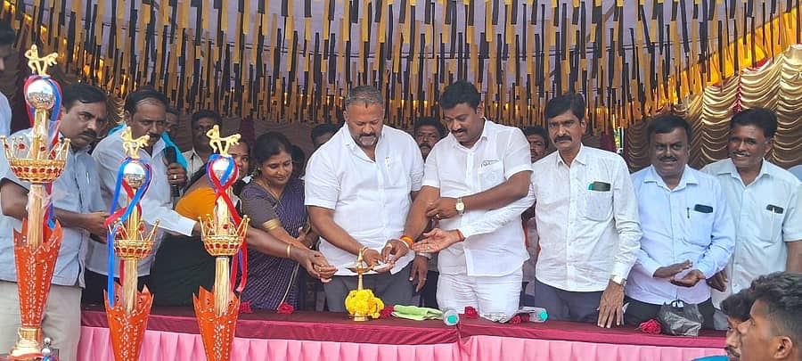 ನಂಜನಗೂಡು ತಾಲ್ಲೂಕಿನ ಹೆಮ್ಮರಗಾಲ ಗ್ರಾಮದಲ್ಲಿ ಭಾನುವಾರ ಬಿಜೆಪಿ ಮುಖಂಡ ಬಿ.ಹರ್ಷವರ್ಧನ್ ಜಿಲ್ಲಾ ಮಟ್ಟದ ಕಬಡ್ಡಿ ಪಂದ್ಯಾವಳಿಗೆ ಚಾಲನೆ ನೀಡಿದರು. ಹೆಮ್ಮರಗಾಲ ಸೋಮಣ್ಣ, ವೆಂಕಟೇಶ್ ಭಾಗವಹಿಸಿದ್ದರು