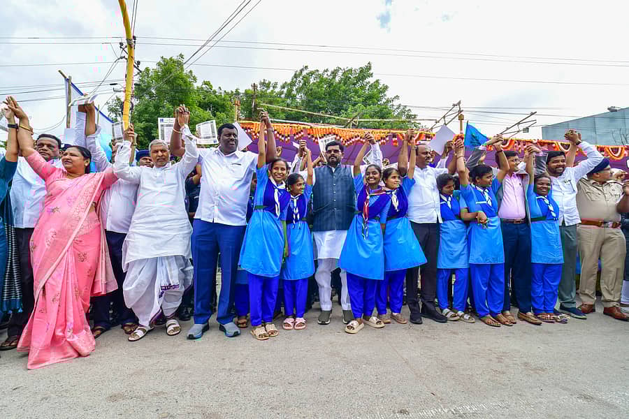 ಕೊಪ್ಪಳದ ಅಶೋಕ ವೃತ್ತದಲ್ಲಿ ಜನಪ್ರತಿನಿಧಿಗಳು, ಅಧಿಕಾರಿಗಳು ಮಾನವ ಸರಪಳಿ ಕೈ ಜೋಡಿಸಿದರು  