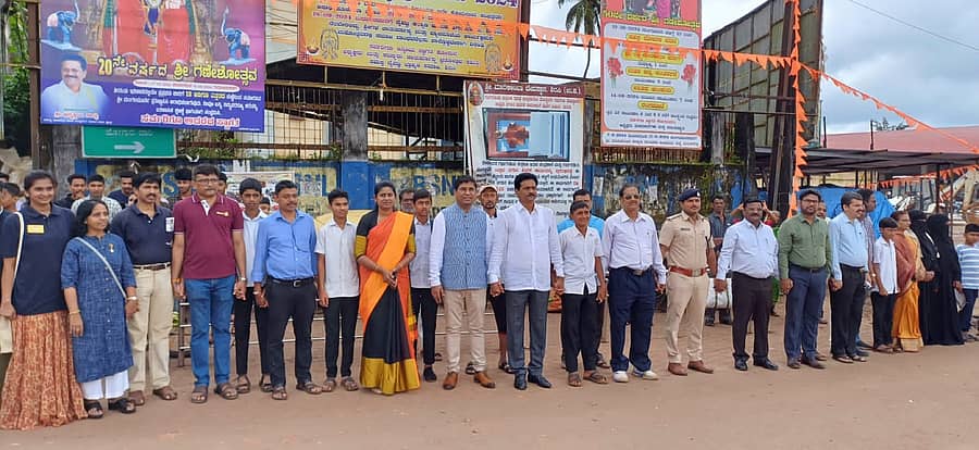 ಅಂತರರಾಷ್ಟ್ರೀಯ ಪ್ರಜಾಪ್ರಭುತ್ವ ದಿನಾಚರಣೆ ಹಿನ್ನೆಲೆಯಲ್ಲಿ ಭಾನುವಾರ ಶಿರಸಿಯಲ್ಲಿ ನಿರ್ಮಿಸಿದ ಮಾನವ ಸರಪಳಿ ಕಾರ್ಯಕ್ರಮದಲ್ಲಿ ಭೀಮಣ್ಣ ನಾಯ್ಕ ಪಾಲ್ಗೊಂಡರು 