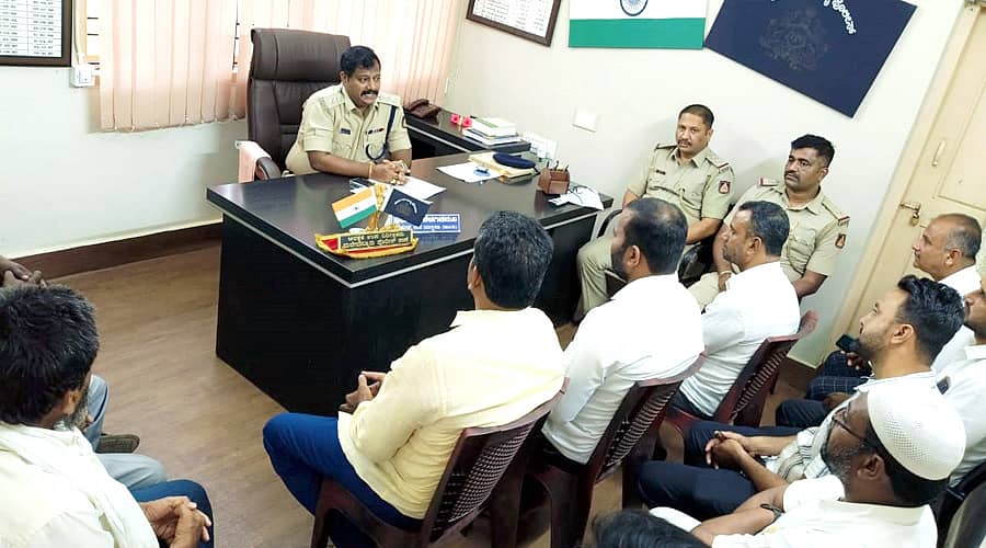 ಮಲೇಬೆನ್ನೂರು ಪಟ್ಟಣದ ಪೊಲೀಸ್‌ ಠಾಣೆಯಲ್ಲಿ ಡಿವೈಎಸ್ಪಿ ಬಸವರಾಜ್ ಮಾತನಾಡಿದರು