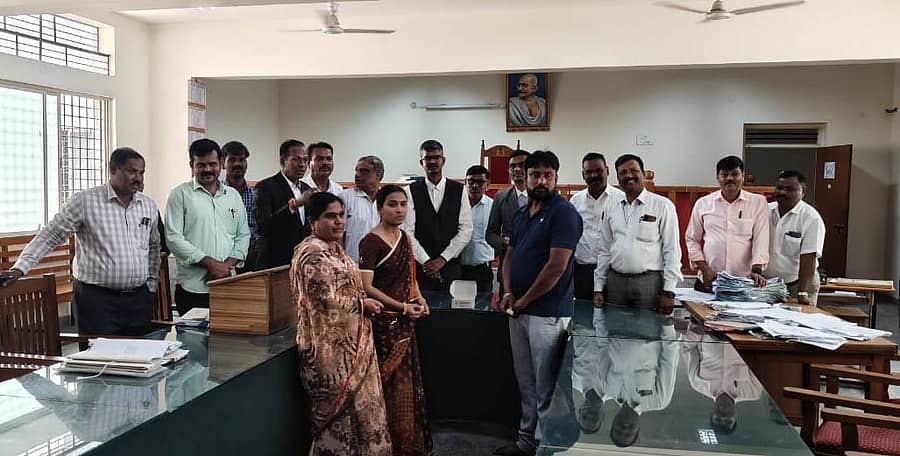 ಚಿಕ್ಕಜಾಜೂರಿನ ದಂಪತಿ ಎನ್. ದಿವ್ಯಾ ಹಾಗೂ ಮಾರುತಿ ಈಚೆಗೆ ಹೊಳಲ್ಕೆರೆಯಲ್ಲಿ ನಡೆದ ಲೋಕ ಅದಾಲತ್ನಲ್ಲಿ ಒಂದಾದರು