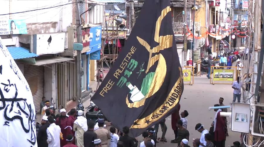 ಕೋಲಾರ ನಗರದಲ್ಲಿ ಸೋಮವಾರ ನಡೆದ ಈದ್ ಮಿಲಾದ್ ಮೆರವಣಿಗೆಯಲ್ಲಿ ಕಂಡ ‘ಫ್ರೀ ಪ್ಯಾಲೆಸ್ಟೀನ್’ ಬ್ಯಾನರ್ ಅನ್ನು ಪೊಲೀಸರು ತೆರವುಗೊಳಿಸಿದರು