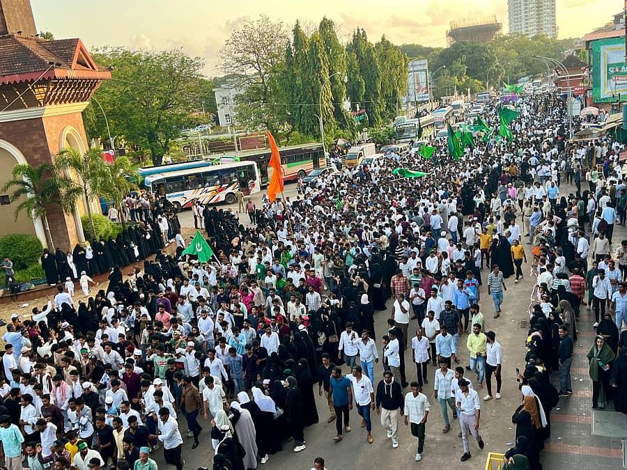 ಈದ್ ಮಿಲಾದ್ ಪ್ರಯುಕ್ತ ನಗರದಲ್ಲಿ ಸೋಮವಾರ ನಡೆದ ರ್ಯಾಲಿಯಲ್ಲಿ ಮುಸ್ಲಿಮರು ಭಾರಿ ಸಂಖ್ಯೆಯಲ್ಲಿ ಭಾಗವಹಿಸಿದರು