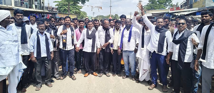 ಹುಣಸಗಿ ತಾಲ್ಲೂಕಿನ ಗ್ರಾಮವೊಂದರಲ್ಲಿ ನಡೆದ ದಲಿತ ಬಾಲಕಿ ಮೇಲಿನ ಅತ್ಯಾಚಾರ ಆರೋಪಿಗಳ ಬಂಧನಕ್ಕೆ ಒತ್ತಾಯಿಸಿ ಸೋಮವಾರ ಕೊಡೇಕಲ್‌ನಲ್ಲಿ ಮಾದಿಗ ದಂಡೋರ ಮೀಸಲಾತಿ ಸಮಿತಿ ಪದಾದಿಕಾರಿಗಳು ಪಾದಯಾತ್ರೆ ನಡೆಸಿದರು