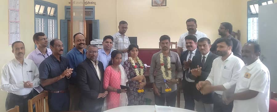 ನರಸಿಂಹರಾಜಪುರದ ನ್ಯಾಯಾಲಯದಲ್ಲಿ ಶನಿವಾರ ನಡೆದ ಲೋಕ ಅದಾಲತ್ನಲ್ಲಿ ಜ್ಯೋತಿ ಮತ್ತು ನಾಗರಾಜ್ ದಂಪತಿ ನ್ಯಾಯಾಧೀಶರ ಸಮ್ಮುಖದಲ್ಲಿ ರಾಜಿ ಸಂಧಾನದ ಮೂಲಕ ಒಂದಾದರು