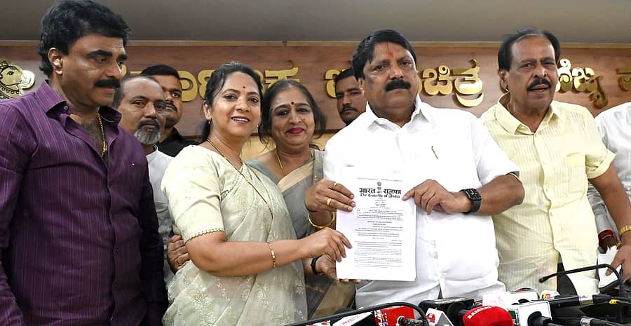 <div class="paragraphs"><p>‘ಪಾಶ್‌’ ಸಮಿತಿ ರಚಿಸುವಂತೆ ಕರ್ನಾಟಕ ರಾಜ್ಯ ಮಹಿಳಾ ಆಯೋಗದ ಅಧ್ಯಕ್ಷೆ ನಾಗಲಕ್ಷ್ಮಿ ಚೌಧರಿ ಅವರು ಕೆಎಫ್‌ಸಿಸಿ ಅಧ್ಯಕ್ಷ ಎನ್.ಎಂ.ಸುರೇಶ್‌ಗೆ ಅಧಿಸೂಚನೆಯ ಪತ್ರ ನೀಡಿದರು. ನಿರ್ಮಾಪಕ ರಾಕ್‌ಲೈನ್ ವೆಂಕಟೇಶ್, ಪ್ರಮೀಳಾ ಜೋಷಾಯ್‌, ಸಾ.ರಾ. ಗೋವಿಂದ್ ಮತ್ತಿತರರು ಇದ್ದರು.</p></div>