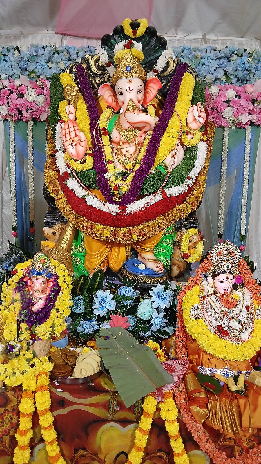 ಕುದೂರು ಪಟ್ಟಣದ ಶ್ರೀ ರಾಮಲೀಲಾ ಕ್ರೀಡಾಂಗಣದಲ್ಲಿ ಹಿಂದೂ ಮಹಾಗಣಪತಿ ಮಹೋತ್ಸವದ ಅಂಗವಾಗಿ ಪ್ರತಿಷ್ಠಾಪಿಸಿರುವ 5 ಅಡಿ ಎತ್ತರದ ಗಣಪತಿ.