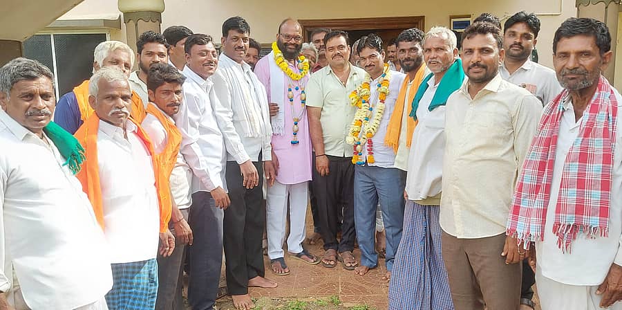 ಶಿಗ್ಗಾವಿ ತಾಲ್ಲೂಕು ವಾಲ್ಮೀಕಿ ಬೇಡ ನಾಯಕ ಹಿತಾಭಿವೃದ್ಧಿ ಸಂಘಕ್ಕೆ ಅಧ್ಯಕ್ಷರಾಗಿ ಆಯ್ಕೆಯಾದ ಮಲ್ಲಿಕಾರ್ಜುನಗೌಡ್ರ ಪಾಟೀಲರನ್ನು ಸದಸ್ಯರು, ಸಮಾಜದ ಮುಖಂಡರು, ಸಾರ್ವಜನಿಕರು ಸೋಮವಾರ ಸನ್ಮಾನಿಸಿ ಗೌರವಿಸಿದರು