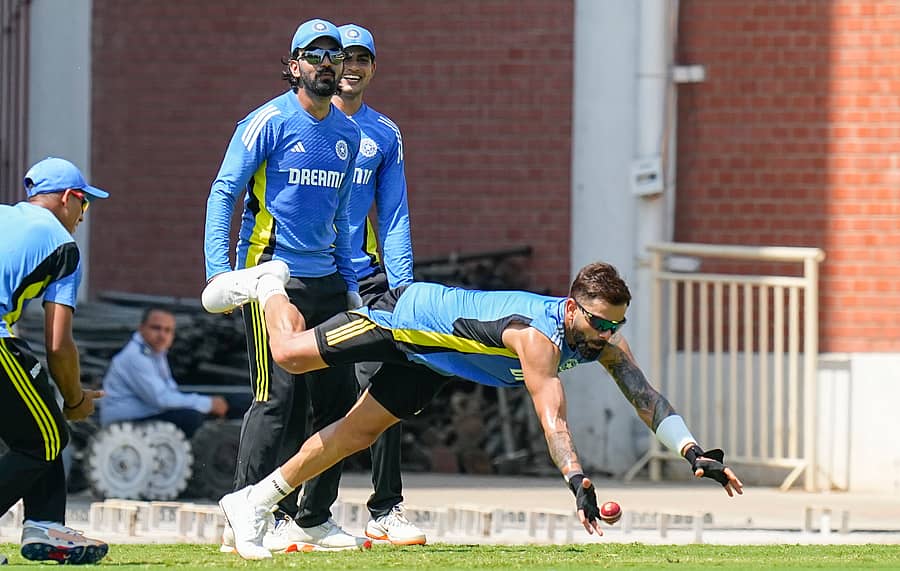 ಅಭ್ಯಾಸದಲ್ಲಿ ತೊಡಗಿರುವ ವಿರಾಟ್ ಕೊಹ್ಲಿ. ಕೆ.ಎಲ್.ರಾಹುಲ್, ಶುಭಮನ್ ಗಿಲ್ ಚಿತ್ರದಲ್ಲಿದ್ದಾರೆ –ಪಿಟಿಐ ಚಿತ್ರ