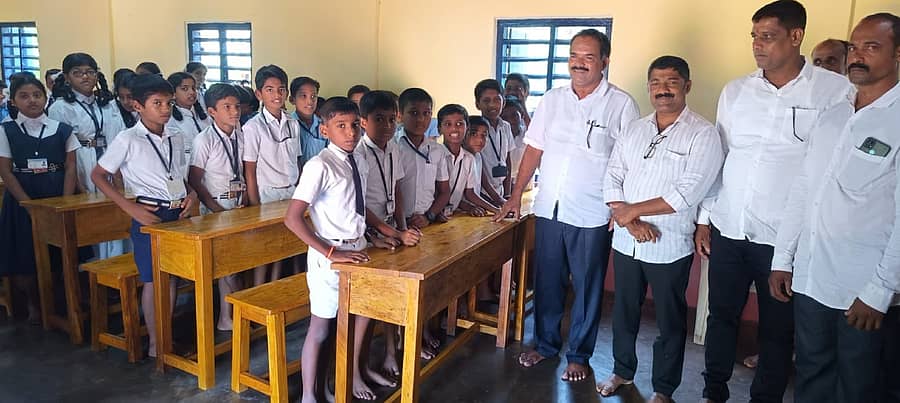 ಭಟ್ಕಳ ವಿಎಸ್.ಎಸ್ ಸಂಘದ ವತಿಯಿಂದ ಅಧ್ಯಕ್ಷ ಈರಪ್ಪ ಗರ್ಡೀಕರ್ ಪುರವರ್ಗದ ಸರ್ಕಾರಿ ಶಾಲೆಗೆ ಡೆಸ್ಕ್– ಬೆಂಚ್ ವಿತರಣೆ ಮಾಡಿದರು