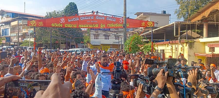 ಬಿ.ಸಿ.ರೋಡ್ ರಕ್ತೇಶ್ವರಿ ದೇವಸ್ಥಾನ ಬಳಿವಿಶ್ವ ಹಿಂದೂ ಪರಿಷತ್ ಹಾಗೂ ಬಜರಂಗದಳದ ಕಾರ್ಯಕರ್ತರು ಸೋಮವಾರ ಪ್ರತಿಭಟನೆ ನಡೆಸಿದರು