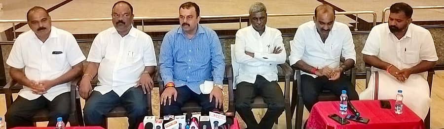 <div class="paragraphs"><p>ಪತ್ರಿಕಾಗೋಷ್ಠಿಯಲ್ಲಿ ಉದ್ದೇಶಿಸಿ&nbsp;ಕಾರ್ಕಳ ಶಾಸಕ ಸುನೀಲ್ ಕುಮಾರ್ ಮಾತನಾಡಿದರು.</p></div>