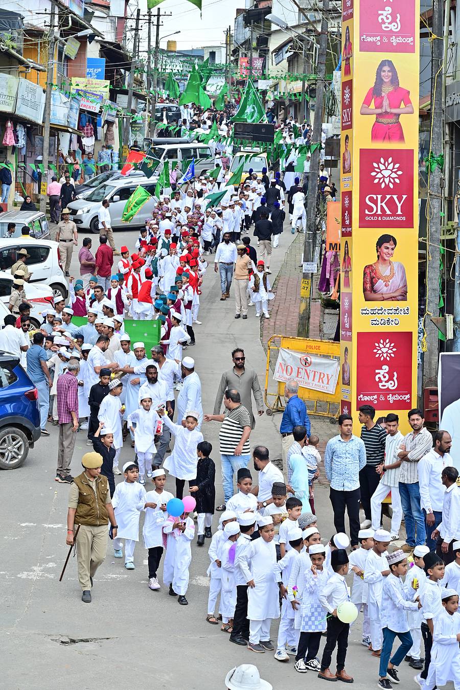 ಈದ್ ಮಿಲಾದ್ ಪ್ರಯುಕ್ತ ಮಡಿಕೇರಿಯಲ್ಲಿ ಸೋಮವಾರ ನಡೆದ ಮೆರವಣಿಗೆಯಲ್ಲಿ ಮಕ್ಕಳು ಭಾಗವಹಿಸಿದ್ದರು