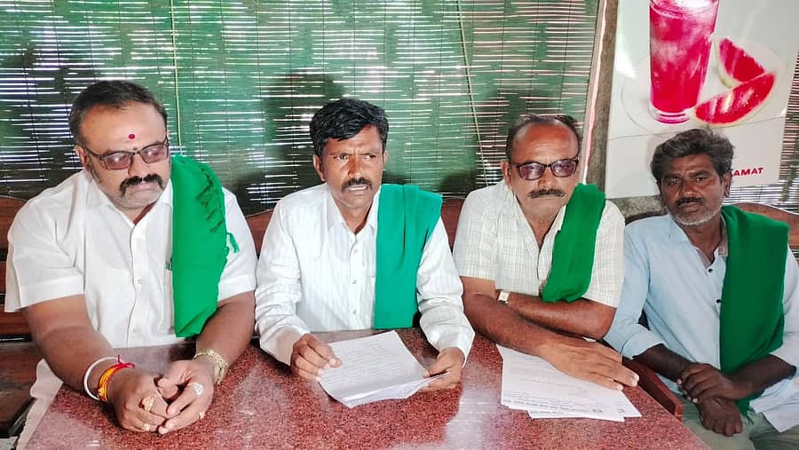 ರಾಮನಗರದಲ್ಲಿ ಸೋಮವಾರ ನಡೆದ ಸುದ್ದಿಗೋಷ್ಠಿಯಲ್ಲಿ ರಾಜ್ಯ ರೈತ ಸಂಘ ಹಾಗೂ ಹಸಿರು ಸೇನೆ ಜಿಲ್ಲಾಧ್ಯಕ್ಷ ಎ.ಎಲ್. ಬೈರೇಗೌಡ ಮಾತನಾಡಿದರು. ಪದಾಧಿಕಾರಿಗಳಾದ ಡಿ.ಎಂ. ಮಾದೇಗೌಡ, ಉಮೇಶ್, ಲೋಕೇಶ್ ಇದ್ದಾರೆ