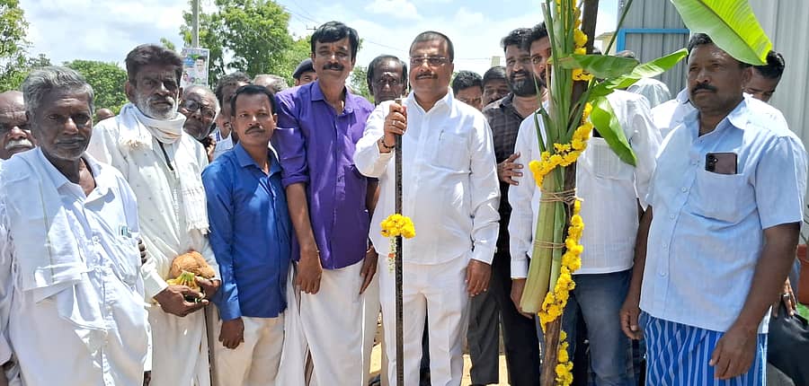 ಮಳವಳ್ಳಿ ತಾಲ್ಲೂಕಿನ ಶೆಟ್ಟಿಹಳ್ಳಿ ಗ್ರಾಮದಲ್ಲಿ ರಸ್ತೆ ಅಭಿವೃದ್ಧಿ ಕಾಮಗಾರಿಗೆ ಶಾಸಕ ಪಿ.ಎಂ. ನರೇಂದ್ರಸ್ವಾಮಿ ಭೂಮಿಪೂಜೆ ನೆರವೇರಿಸಿದರು