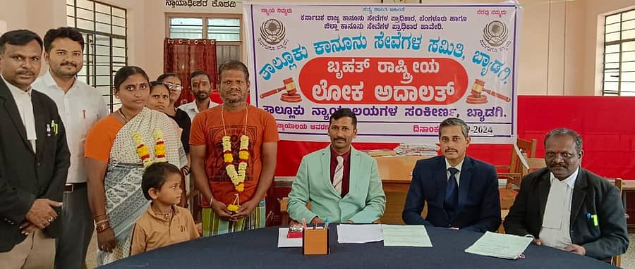 ಬ್ಯಾಡಗಿ ನ್ಯಾಯಾಲಯದಲ್ಲಿ ನಡೆದ ರಾಷ್ಟ್ರೀಯ ಲೋಕ್ ಅದಾಲತ್ನಲ್ಲಿ ಕಳೆದ ವರ್ಷದಿಂದ ದೂರವಾಗಿದ್ದ ದಂಪತಿಗಳನ್ನು ರಾಜಿ ಸಂದಾನದ ಮೂಲಕ ಒಟ್ಟುಗೂಡಿಸಲಾಯಿತು. ಹಿರಿಯ ನ್ಯಾಯಾಧೀಶ ಅಮೋಲ್ ಹಿರೆಕುಡೆ, ಕಿರಿಯ ನ್ಯಾಯಾಧೀಶ ಸುರೇಶ ವಗ್ಗನವರ, ವಕೀಲರ ಸಂಘದ ಅಧ್ಯಕ್ಷ ಎಸ್.ಎನ್.ಬಾರ್ಕಿ ಉಪಸ್ಥಿತರಿದ್ದರು.