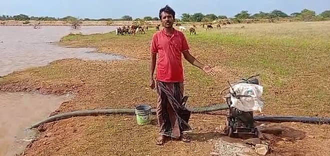 ವಿಡಪನಕುಂಟೆ ಗ್ರಾಮದ ರೈತ ಸಿದ್ದೇಶರೆಡ್ಡಿ ಮತ್ತು ತಿಪ್ಪೇಸ್ವಾಮಿ ಅವರು ಬಾಡಿಗೆ ಯಂತ್ರದ ಮೂಲಕ ಗೋ ಕಟ್ಟೆ ನೀರು ಹಾಯಿಸಿಕೊಳ್ಳುತ್ತಿರುವುದು