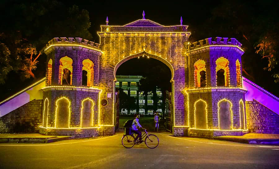 <div class="paragraphs"><p>ಕಲ್ಯಾಣ ಕರ್ನಾಟಕ ಉತ್ಸವದ ಅಂಗವಾಗಿ ಕಲಬುರಗಿ ಪ್ರಾದೇಶಿಕ ಆಯುಕ್ತರ ಕಚೇರಿ ಹಾಗೂ ಜಿಲ್ಲಾಧಿಕಾರಿ ಕಚೇರಿ ಇರುವ ಮಿನಿ ವಿಧಾನಸೌಧದ ಮುಂಭಾಗದ ನಿಜಾಮರ ಕಾಲದ ದ್ವಾರಕ್ಕೆ ವಿದ್ಯುತ್ ದೀಪ ಅಲಂಕಾರ ಮಾಡಲಾಗಿದೆ </p></div>