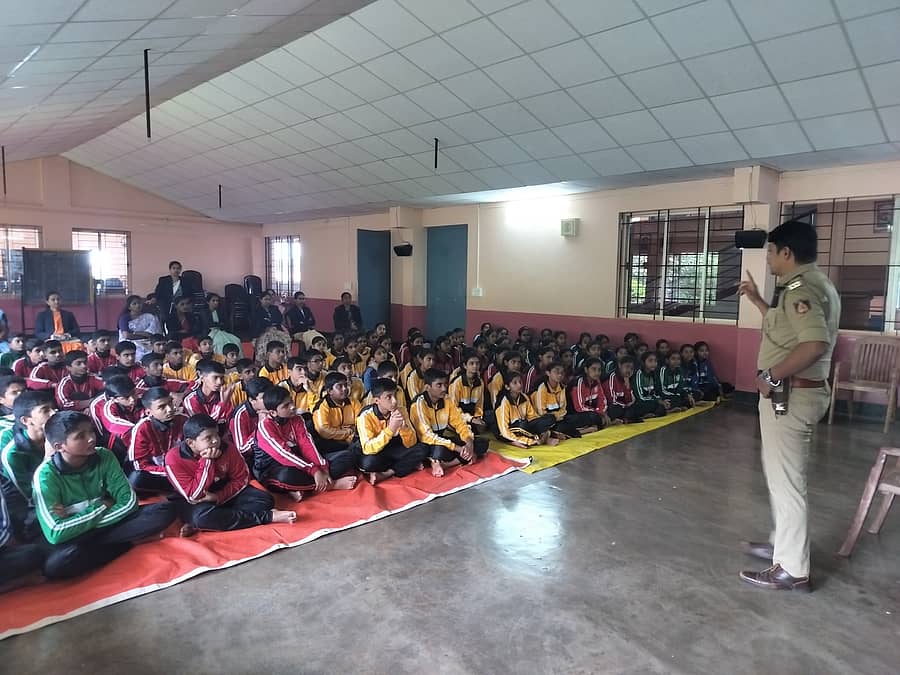 ಬಣಕಲ್ ನಜರೆತ್ ಶಾಲೆಯಲ್ಲಿ ಆಯೋಜಿಸಿದ್ದ ಕಾನೂನು ಅರಿವು ಕಾರ್ಯಾಗಾರದಲ್ಲಿ ಬಾಳೂರು ಠಾಣೆಯ ಸಬ್‌ ಇನ್‌ಸ್ಪೆಕ್ಟರ್‌ ದಿಲೀಪ್ ಕುಮಾರ್ ಮಾತನಾಡಿದರು